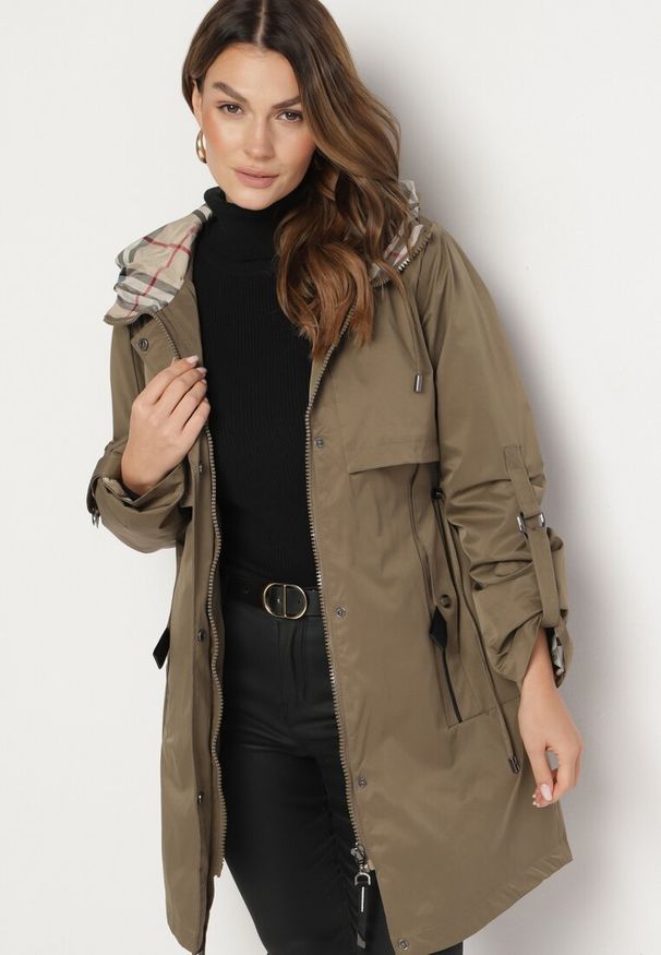 Born2be - Ciemnozielona Kurtka Parka z Podpinanymi Rękawami i Kapturem ze Wstawkami w Kratę Kaithna. Okazja: na co dzień. Kolor: zielony. Materiał: jeans. Wzór: kratka. Styl: klasyczny, elegancki, casual