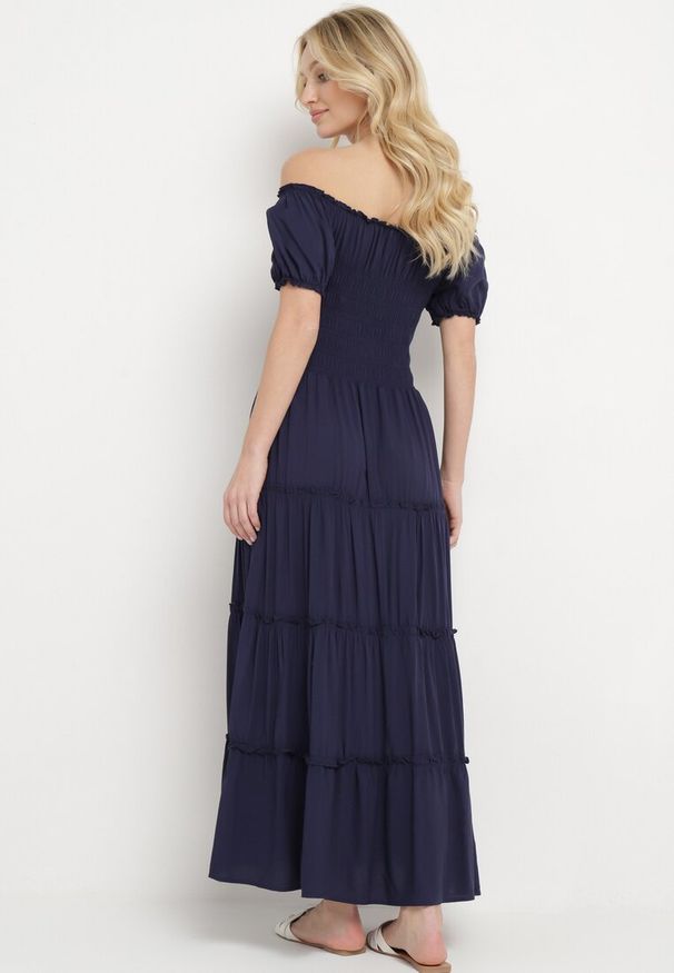 Born2be - Granatowa Sukienka z Wiskozy o Kroju Hiszpanki Ciririla. Okazja: na co dzień. Typ kołnierza: kołnierz z falbankami, dekolt hiszpanka. Kolor: niebieski. Typ sukienki: rozkloszowane. Materiał: materiał, wiskoza. Długość rękawa: krótki rękaw. Sezon: lato. Styl: casual, elegancki. Długość: midi