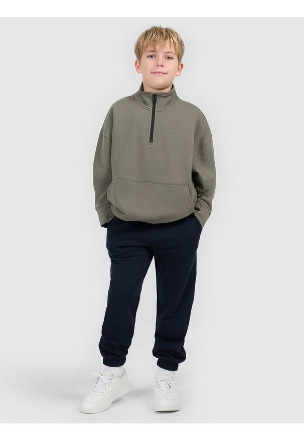 4f - 4F Spodnie dresowe joggery chłopięce - granatowe 128 (7-8 lat). Okazja: na co dzień. Kolor: niebieski. Materiał: dresówka. Wzór: gładki, ze splotem. Sezon: lato. Styl: młodzieżowy, casual, sportowy