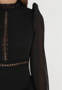 Born2be - Czarna Rozkloszowana Sukienka Kombinezon Mini z Falbankami Gilha. Typ kołnierza: kołnierz z falbankami. Kolor: czarny. Materiał: koronka. Wzór: aplikacja. Długość: mini #4