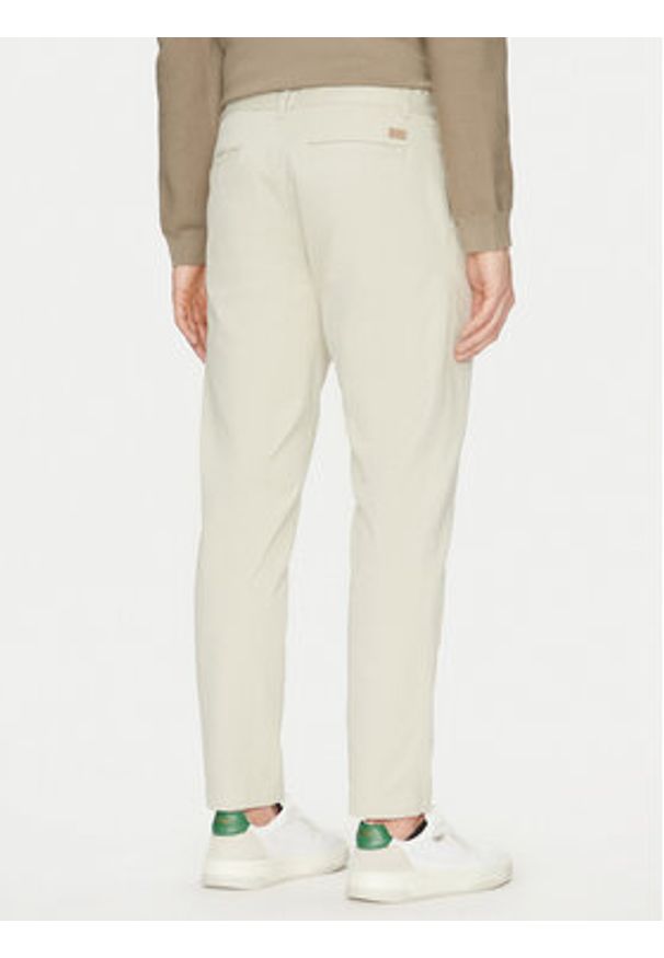 BOSS Chinosy 50529308 Beżowy Relaxed Fit. Kolor: beżowy. Materiał: bawełna