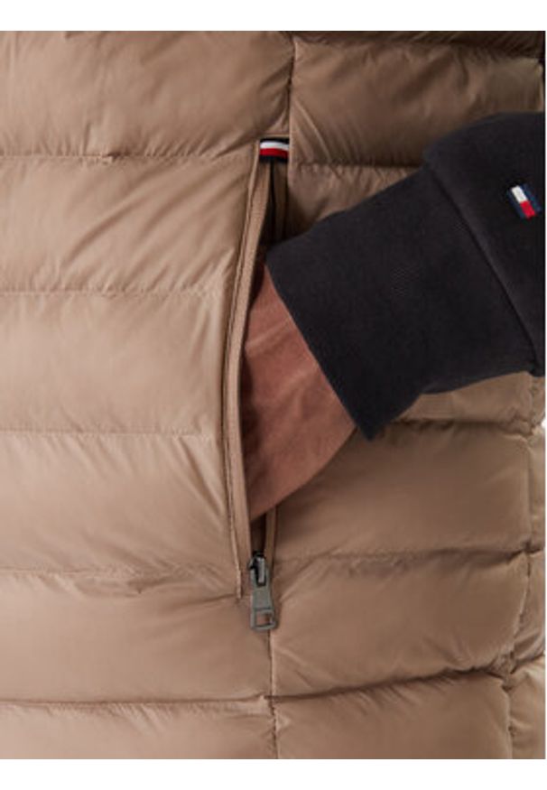 TOMMY HILFIGER - Tommy Hilfiger Kamizelka MW0MW37677 Beżowy Regular Fit. Kolor: beżowy. Materiał: syntetyk