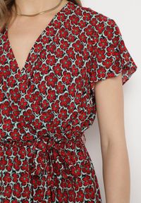 Born2be - Czerwona Sukienka z Wiskozy z Kopertowym Dekoltem i Gumką w Talii Moanalise. Kolor: czerwony. Materiał: wiskoza. Sezon: lato. Typ sukienki: kopertowe #7
