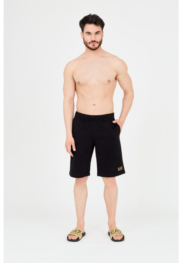 EA7 Emporio Armani - EA7 Czarne shorty męskie ze złotym logo. Kolor: czarny. Materiał: bawełna. Długość: krótkie