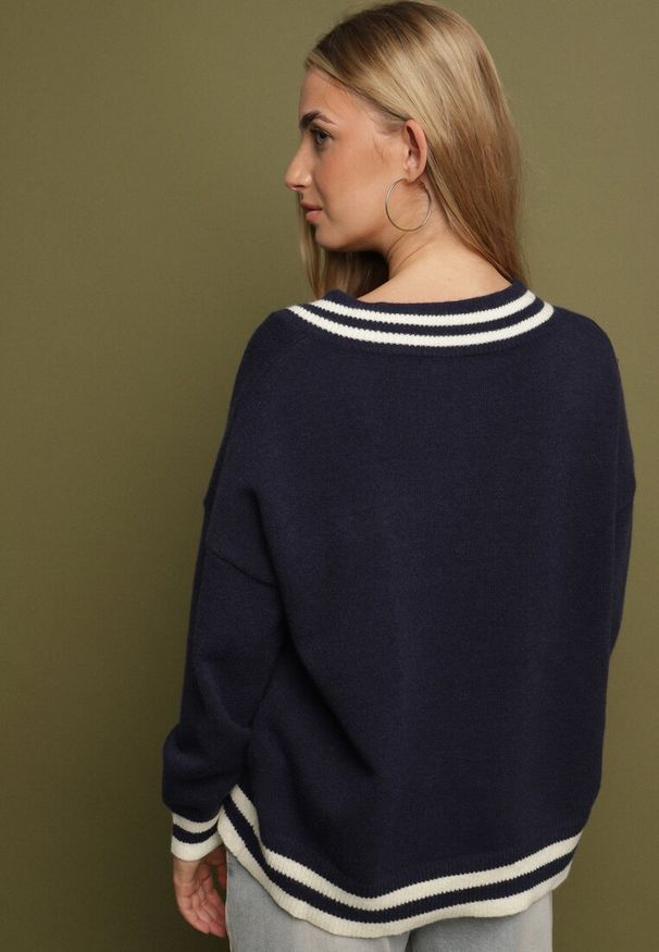 Born2be - Granatowy Sweter z Domieszką Kaszmiru w Stylu Preppy Liendria. Okazja: do pracy, na co dzień, na spotkanie biznesowe. Kolor: niebieski. Materiał: kaszmir. Wzór: aplikacja. Styl: casual, klasyczny, biznesowy