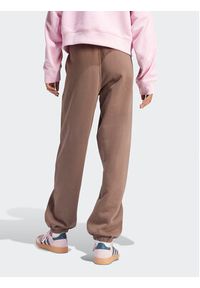 Adidas - adidas Spodnie dresowe adicolor Essentials IR5974 Brązowy Regular Fit. Kolor: brązowy. Materiał: bawełna #5