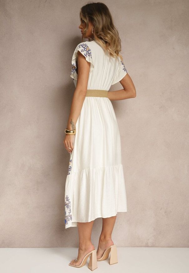 Renee - Biało-Niebieska Kopertowa Sukienka z Wiskozy Ozdobiona Haftem i Paskiem Nilatea. Kolor: biały. Materiał: wiskoza. Wzór: aplikacja, haft. Typ sukienki: kopertowe. Styl: elegancki, klasyczny