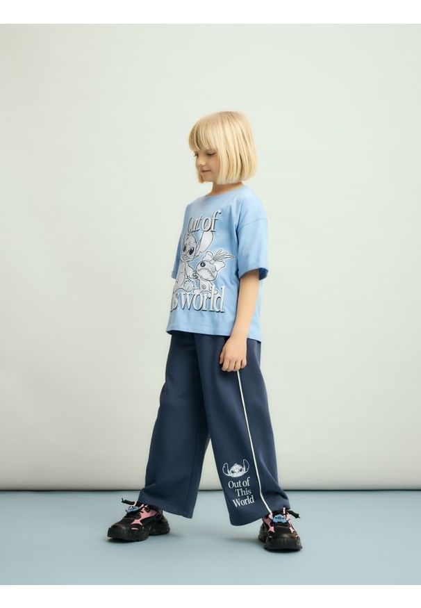 Reserved - Spodnie z breloczkiem Lilo i Stitch - granatowy. Kolor: niebieski. Materiał: dzianina, bawełna, dresówka