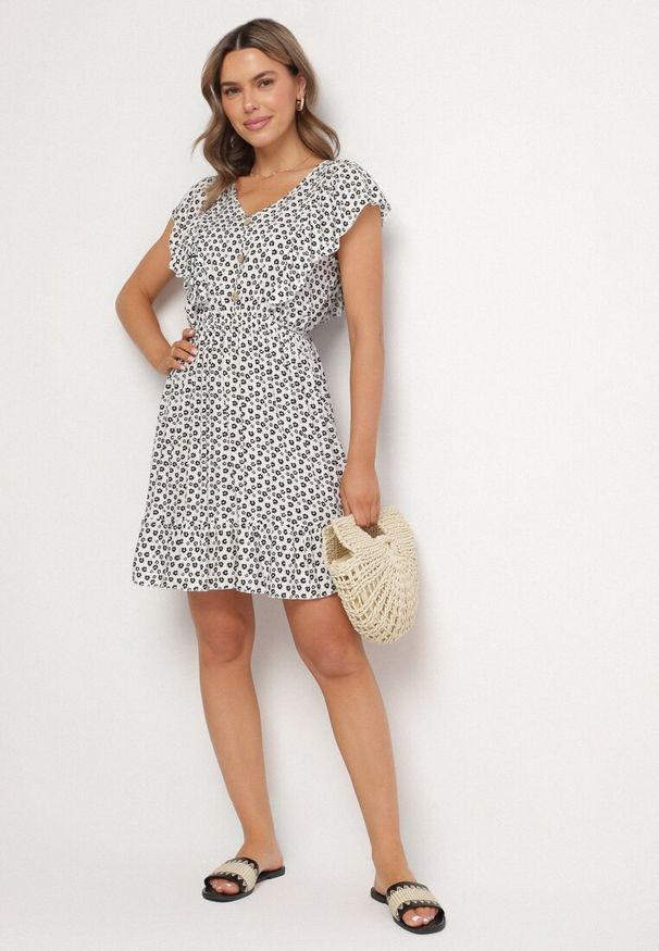 Born2be - Biała Rozkloszowana Sukienka z Bawełny w Kwiaty z Guzikami Ronelle. Okazja: na randkę, na spacer, na co dzień. Kolor: biały. Materiał: bawełna. Wzór: kwiaty. Typ sukienki: rozkloszowane, proste. Styl: casual, elegancki