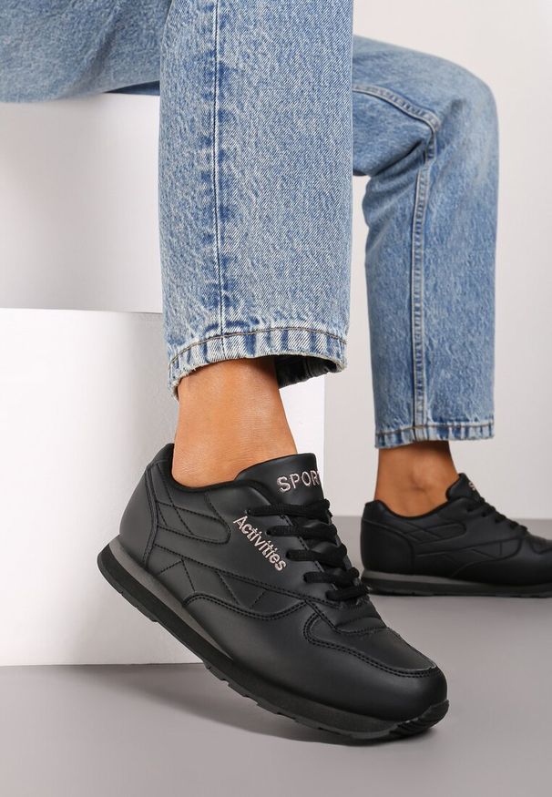Born2be - Czarne Buty Sportowe Cahrnixi. Okazja: na co dzień. Wysokość cholewki: przed kostkę. Kolor: czarny. Materiał: materiał. Szerokość cholewki: normalna. Wzór: haft, aplikacja, napisy