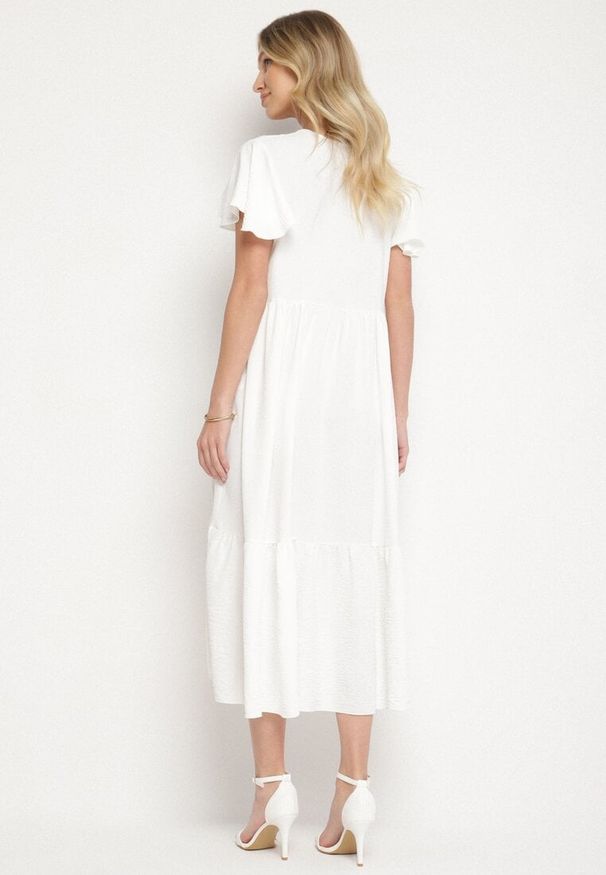 Born2be - Biała Sukienka o Rozkloszowanym Kroju z Wiskozą Filastia. Okazja: na co dzień. Typ kołnierza: dekolt w kształcie V. Kolor: biały. Materiał: wiskoza. Długość rękawa: krótki rękaw. Typ sukienki: rozkloszowane. Styl: klasyczny, casual, elegancki