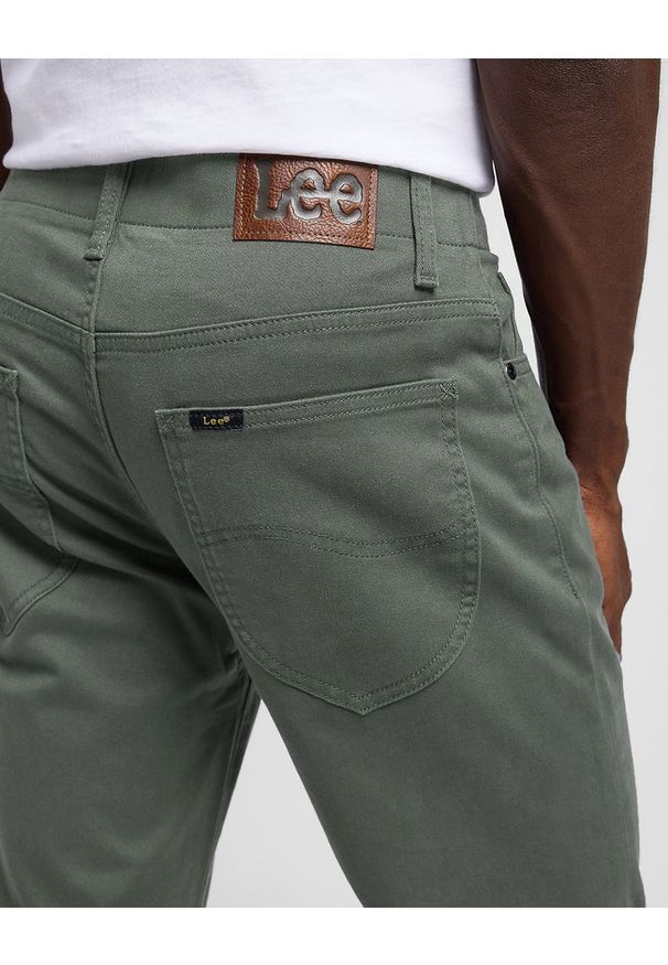 Lee - MESKIE SPODNIE MATERIALOWE LEE STRAIGHT FIT MVP OLIVE GROVE 112349250
