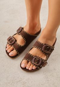 Renee - Brązowe Klapki VICES z Klamrami w Drewnianym Stylu i z Przeszyciami Nerineira. Kolor: brązowy. Sezon: wiosna, lato. Styl: boho, elegancki #1