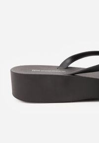 Born2be - Czarne Japonki Casual Gumowe na Lato na Grubszej Podeszwie Appane. Okazja: na co dzień. Kolor: czarny. Materiał: guma. Sezon: lato. Obcas: na platformie. Styl: casual #5