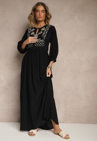 Renee - Czarna Sukienka z Wiskozy Ozdobiona Haftem Galionetia. Okazja: na co dzień. Kolor: czarny. Materiał: wiskoza. Wzór: haft, aplikacja. Styl: casual