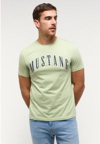 Mustang - MUSTANG Austin Męski T-shirt Koszulka Logo Nadruk Swamp 1014927 6190. Wzór: nadruk #1