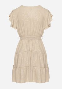 Born2be - Beżowa Kopertowa Sukienka Ozdobiona Falbanami i Paskiem Liliessa. Okazja: na co dzień. Typ kołnierza: dekolt w kształcie V. Kolor: beżowy. Wzór: aplikacja. Typ sukienki: kopertowe. Styl: elegancki, casual, klasyczny #5