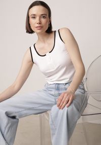 Born2be - Biały Bawełniany Top w Prążki z Guzikami przy Dekolcie Bervise. Okazja: na co dzień. Kolor: biały. Materiał: bawełna. Wzór: prążki. Styl: casual #1