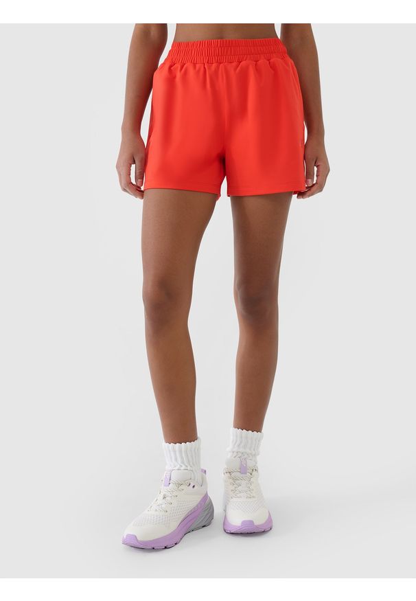 4f - 4F Spodenki treningowe szybkoschnące damskie - czerwone M. Stan: podwyższony. Kolor: czerwony. Materiał: dzianina, elastan, włókno, syntetyk, materiał. Długość: krótkie. Wzór: gładki, jednolity, ze splotem. Sport: fitness