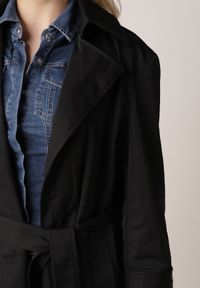 Born2be - Czarny Bawełniano-Wiskozowy Płaszcz Trencz z Wiązanym Paskiem i Klapą Lissana. Okazja: na co dzień. Kolor: czarny. Materiał: wiskoza, bawełna. Styl: casual, elegancki, klasyczny #4