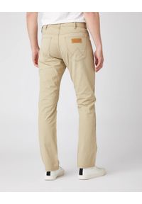 Wrangler - SPODNIE MĘSKIE WRANGLER GREENSBORO TWILL SAND W15QKAC07 112141193