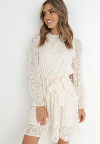 Born2be - Beżowa Sukienka Koronkowa Wiązana w Pasie Mova. Kolor: beżowy. Materiał: koronka. Wzór: motyw zwierzęcy, nadruk. Długość: mini #1