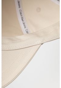 Calvin Klein Jeans czapka bawełniana kolor beżowy z aplikacją. Kolor: beżowy. Materiał: bawełna. Wzór: aplikacja