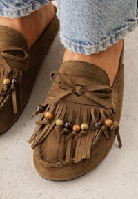 Renee - Ciemnobeżowe Klapki VICES Mule Ozdobione Frędzlami Koralikami i Kokardą Eathelena. Okazja: na plażę. Kolor: beżowy. Wzór: aplikacja. Sezon: lato #5
