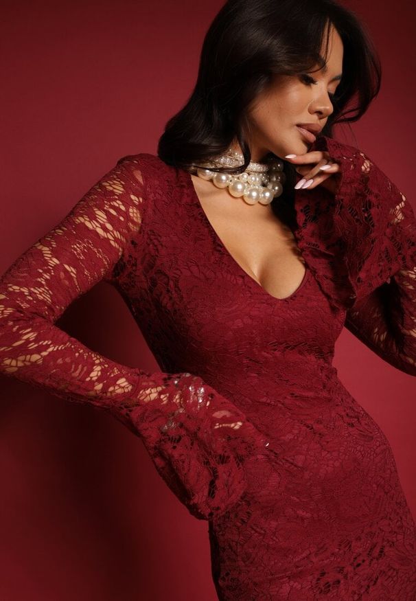 Renee - Bordowa Dopasowana Sukienka Zdobiona Koronką z Rozszerzanym Dołem Hannalis. Okazja: na studniówkę, na imprezę. Kolor: czerwony. Materiał: koronka. Wzór: koronka, aplikacja. Typ sukienki: dopasowane. Styl: elegancki