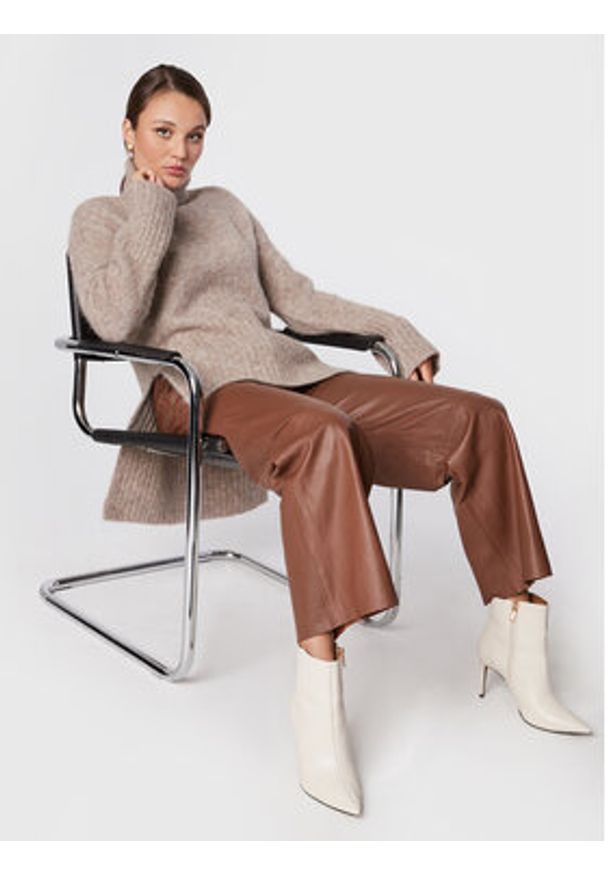 GESTUZ - Gestuz Spodnie skórzane Agatagz 10905887 Brązowy Regular Fit. Kolor: brązowy. Materiał: skóra