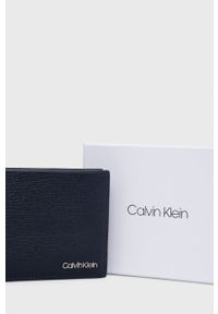 Calvin Klein - Portfel skórzany. Kolor: niebieski. Materiał: materiał. Wzór: gładki #2