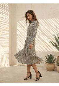 Sinsay - Wiskozowa koszulowa sukienka midi w paski - wielobarwny. Materiał: wiskoza. Wzór: paski. Typ sukienki: koszulowe. Długość: midi #1