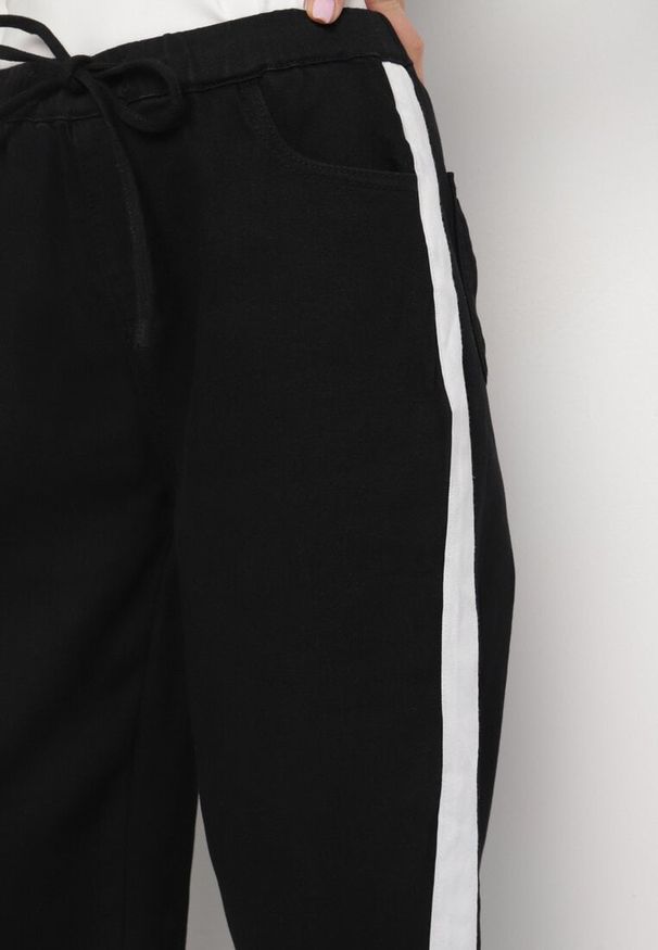 Born2be - Czarne Jeansy o Szerokim Kroju z Gumką w Talii i Lampasami Lorvila. Okazja: na co dzień. Stan: podwyższony. Kolor: czarny. Styl: sportowy, casual, elegancki