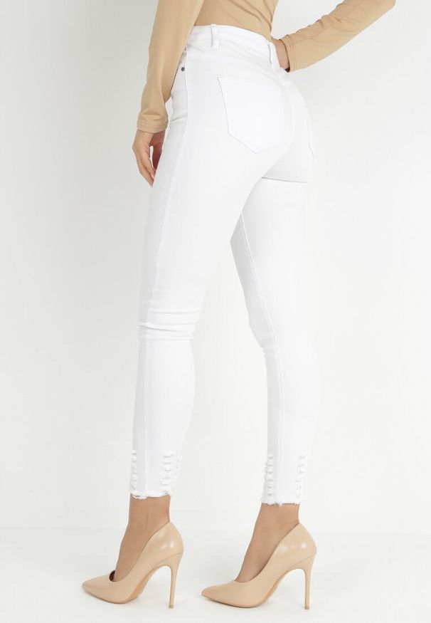 Born2be - Białe Jeansy Skinny z Postrzępioną Nogawką Chiteli. Kolor: biały