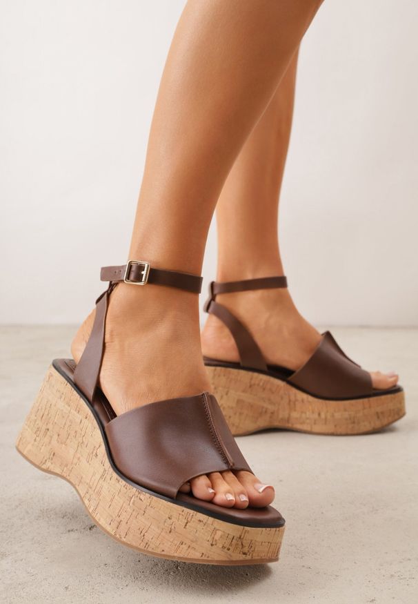 Born2be - Ciemnobrązowe Sandały VICES na Koturnie z Imitacji Korka z Paskiem wokół Kostki Kelania. Okazja: na co dzień. Zapięcie: pasek. Kolor: brązowy. Obcas: na koturnie. Styl: casual, elegancki