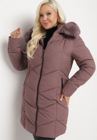Born2be - Ciemnofioletowa Kurtka Pikowana z Ozdobnymi Przeszyciami Ozdobiona Futerkiem Sarittia. Okazja: na spacer, na co dzień. Kolor: fioletowy. Materiał: futro. Wzór: aplikacja. Sezon: zima. Styl: klasyczny, casual, elegancki #2