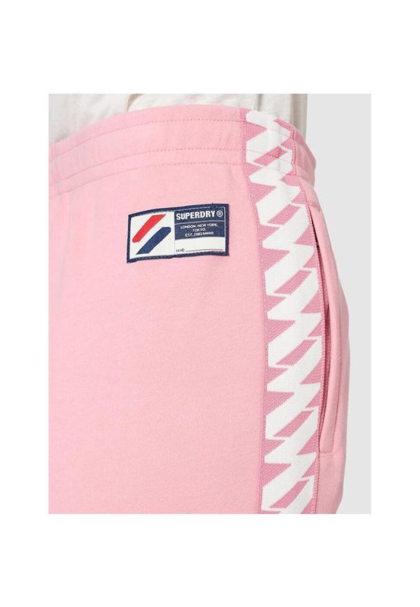 Spodnie turystyczne damskie Superdry Code Tape dresowe. Kolor: różowy. Materiał: bawełna, poliester