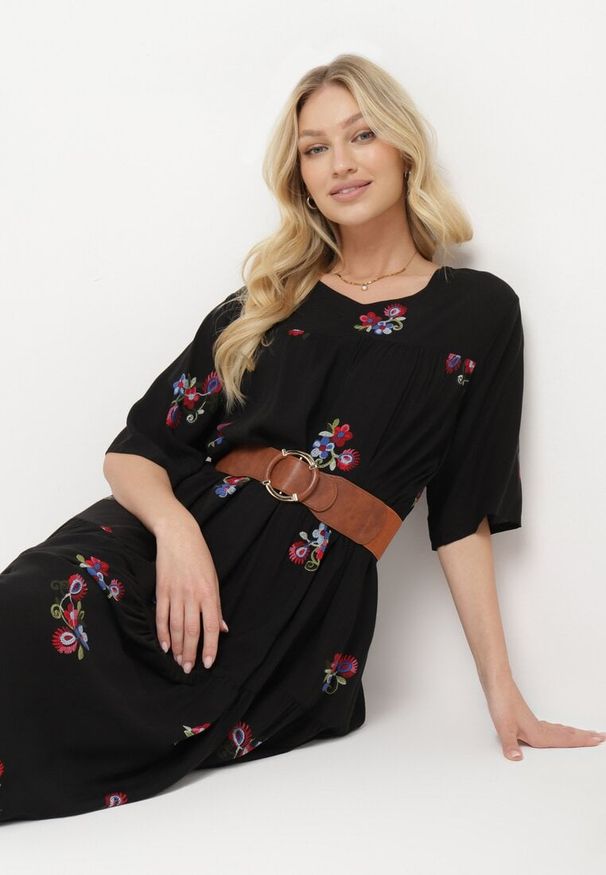 Born2be - Czarna Wiskozowa Sukienka o Rozkloszowanym Kroju z Krótkim Rękawem Givinia. Okazja: na co dzień, na imprezę. Kolekcja: plus size. Kolor: czarny. Materiał: wiskoza. Długość rękawa: krótki rękaw. Typ sukienki: rozkloszowane, dla puszystych, proste. Styl: elegancki, casual