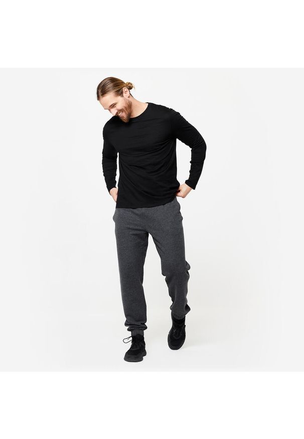 DOMYOS - Koszulka z długim rękawem męska Domyos Gym & Pilates 100. Kolor: czarny. Materiał: materiał, prążkowany, bawełna, tkanina, elastan. Długość rękawa: długi rękaw. Długość: długie. Wzór: ze splotem. Sport: joga i pilates