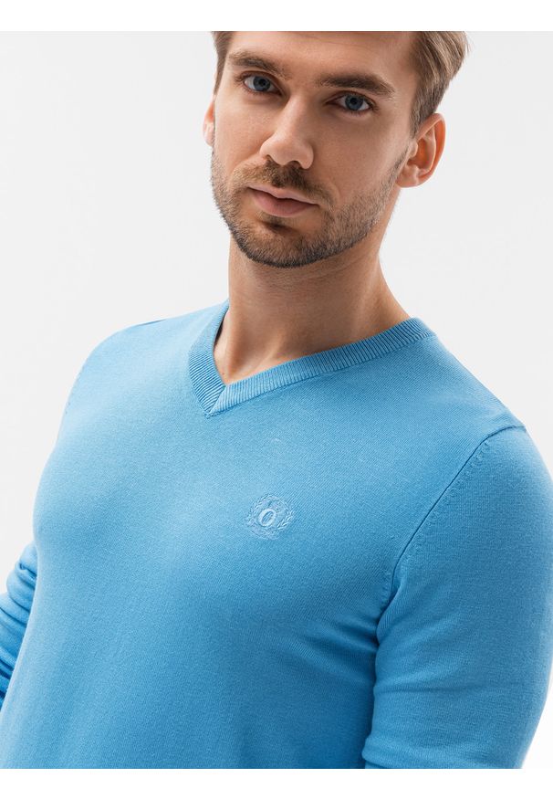 Ombre Clothing - Sweter męski z haftem - błękitny V21 - Rozmiar: XXL. Kolor: niebieski. Materiał: nylon, wiskoza, materiał, dzianina. Wzór: haft. Styl: klasyczny, elegancki