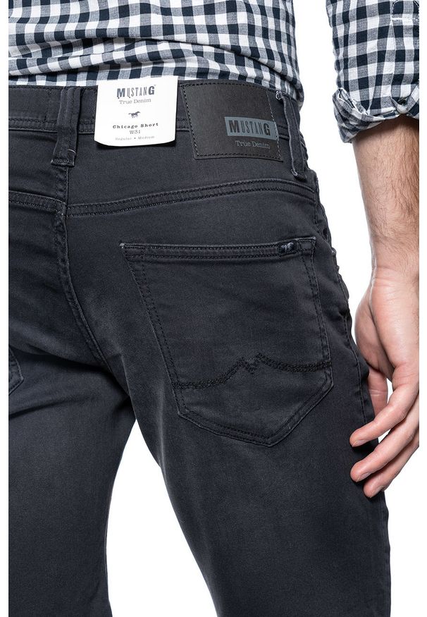 Mustang - SPODENKI JEANSOWE MĘSKIE MUSTANG Chicago Short 1010193 4000 881. Materiał: jeans