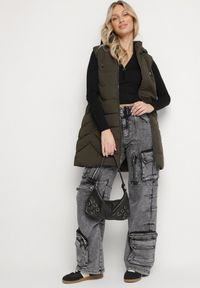 Born2be - Ciemnozielona Pikowana Kamizelka z Odpinanym Kapturem na Suwak Wykończona Sznurkami Zeneria. Okazja: na co dzień. Kolor: zielony. Styl: casual, elegancki #3