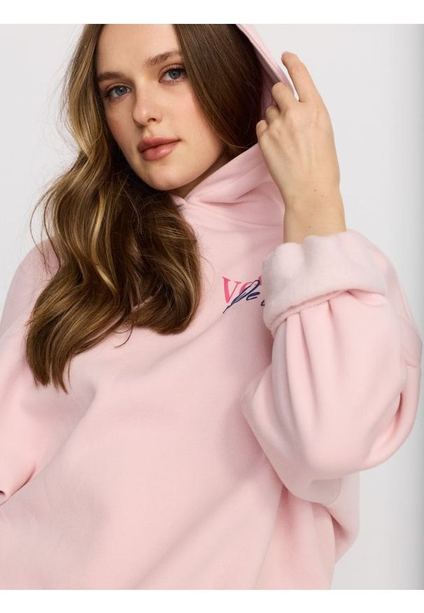 Sinsay - Bluza z kapturem z nadrukiem na plecach - różowy. Typ kołnierza: kaptur. Kolor: różowy. Wzór: nadruk