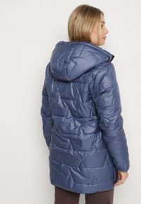 Born2be - Niebieska Pikowana Kurtka o Prostym Kroju z Kapturem Nileria. Okazja: na spotkanie biznesowe, do pracy, na co dzień. Typ kołnierza: kaptur. Kolekcja: plus size. Kolor: niebieski. Materiał: poliester, jeans, dzianina. Styl: casual, biznesowy #7