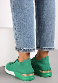 Renee - Zielone Wsuwane Buty Sportowe z Wiązaniem i Metaliczną Ozdobą Amun. Nosek buta: okrągły. Zapięcie: bez zapięcia. Kolor: zielony. Wzór: aplikacja. Obcas: na płaskiej podeszwie #5