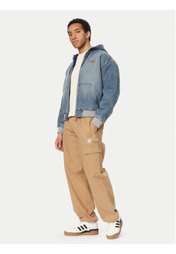 Adidas - adidas Kurtka jeansowa KE0131 Niebieski Loose Fit. Kolor: niebieski. Materiał: bawełna