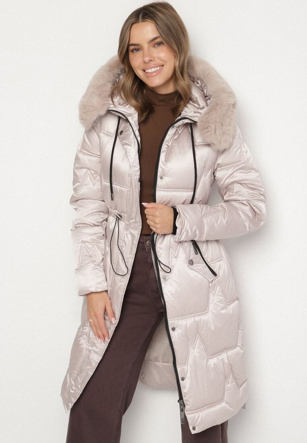 Born2be - Beżowa Pikowana Kurtka o Długim Kroju ze Ściągaczem w Talii i Kapturem Galita. Okazja: na co dzień. Kolor: beżowy. Materiał: futro, jeans, dzianina, poliester. Długość: długie. Styl: elegancki, casual