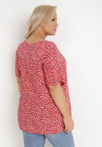 Born2be - Czerwona Bluzka z Wiskozy Maerelaia. Kolekcja: plus size. Kolor: czerwony. Materiał: wiskoza. Długość: krótkie. Wzór: kwiaty. Sezon: lato #3