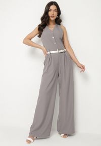 Born2be - Szary Kombinezon na Szyję Ozdobiony Guzikami Ellidell. Okazja: na imprezę, na co dzień. Kolor: szary. Długość: długie. Wzór: aplikacja. Styl: casual, klasyczny #1