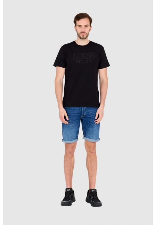Guess - GUESS T-shirt czarny slim fit. Kolor: czarny. Wzór: haft